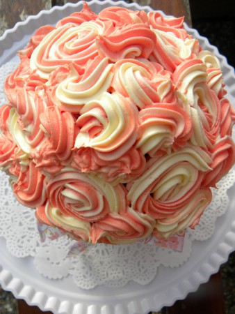 met 2 kleuren botercreme rozen